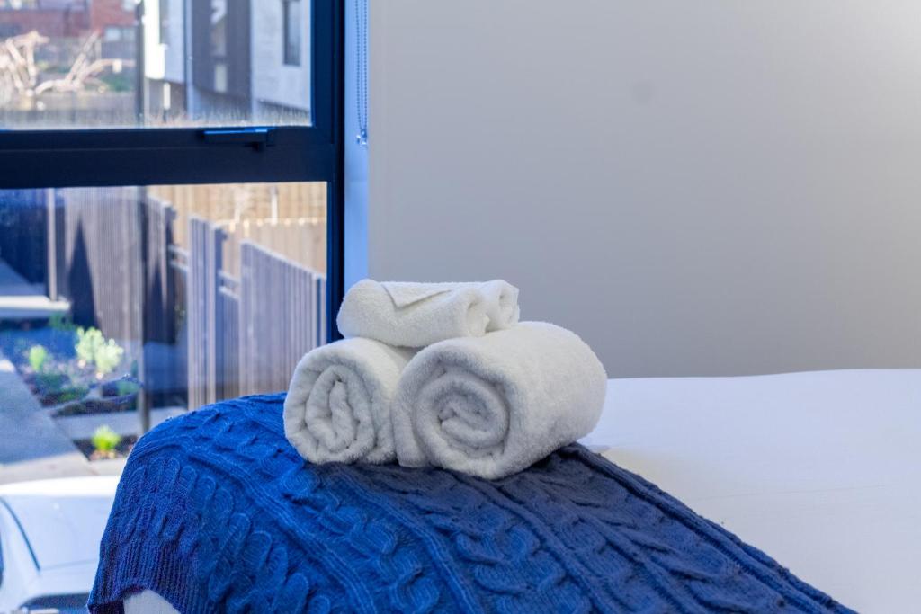 City Townhouse 2BR, 2BA, EV Charger, Work Desk - Resim 16