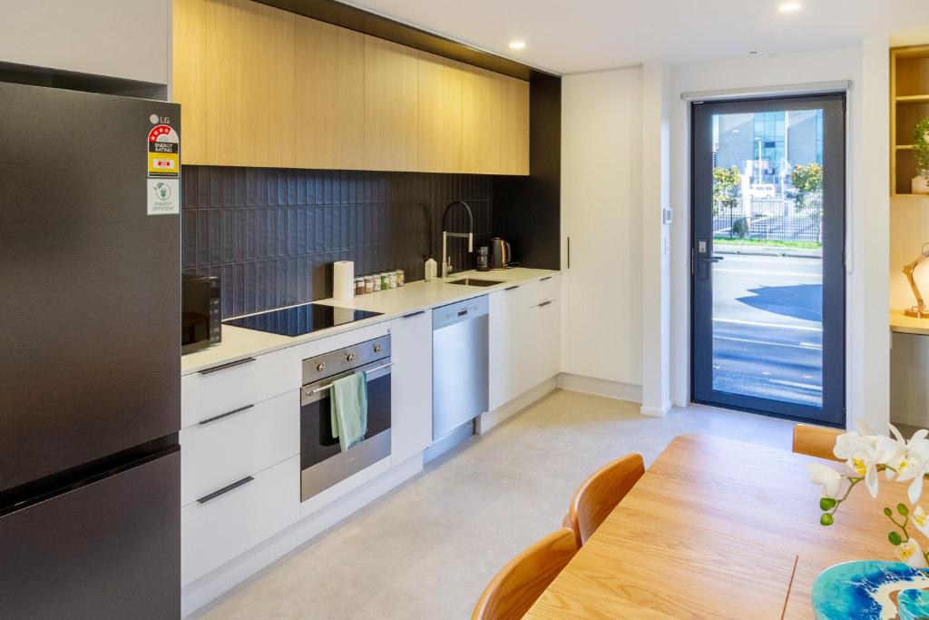 City Townhouse 2BR, 2BA, EV Charger, Work Desk - Resim 18