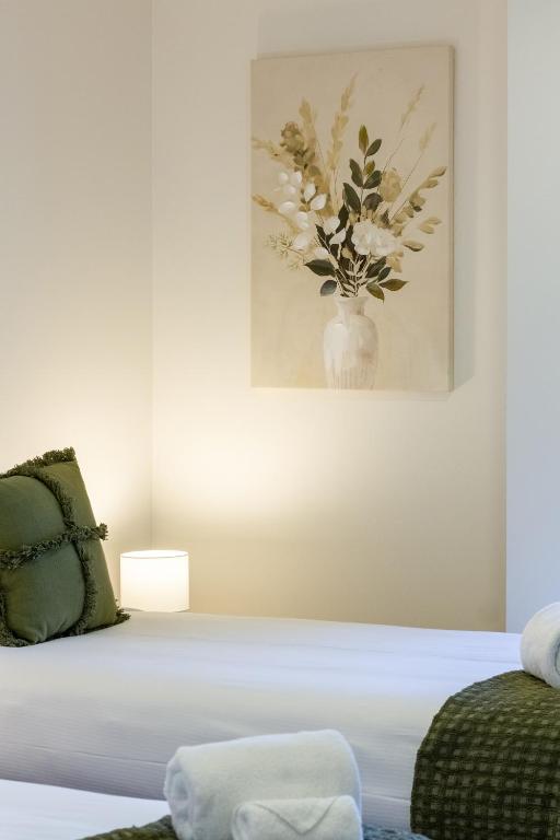 City Townhouse 2BR, 2BA, EV Charger, Work Desk - Resim 19