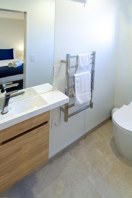 City Townhouse 2BR, 2BA, EV Charger, Work Desk - Resim 8