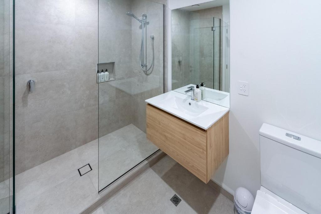 City Townhouse 2BR, 2BA, EV Charger, Work Desk - Resim 25