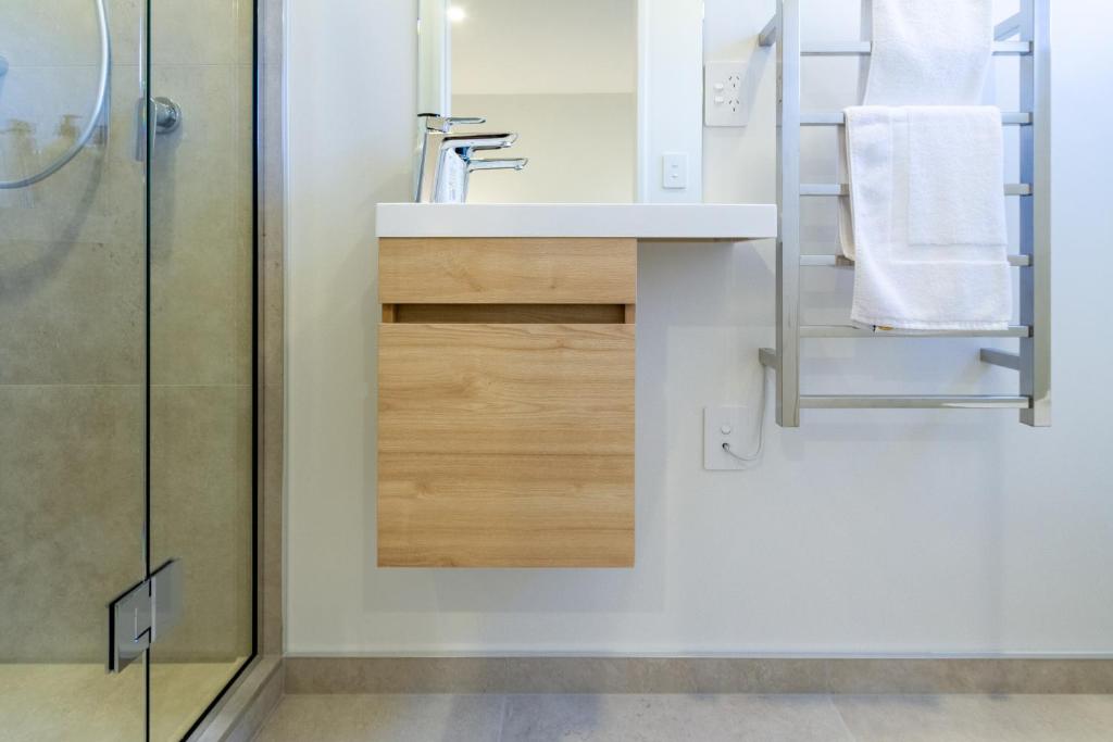 City Townhouse 2BR, 2BA, EV Charger, Work Desk - Resim 3