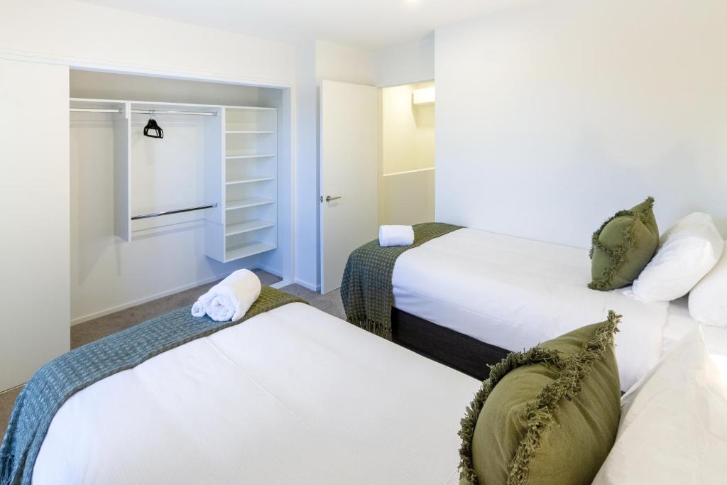 City Townhouse 2BR, 2BA, EV Charger, Work Desk - Resim 27