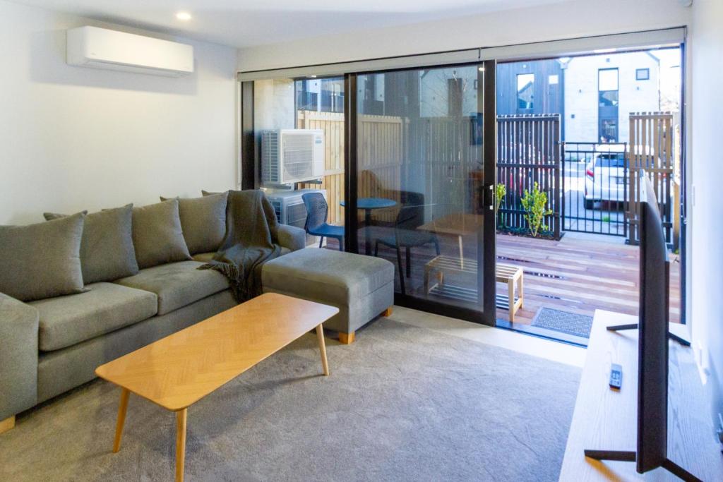 City Townhouse 2BR, 2BA, EV Charger, Work Desk - Resim 39