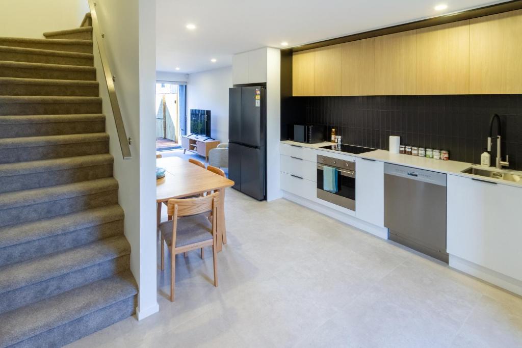 City Townhouse 2BR, 2BA, EV Charger, Work Desk - Resim 28