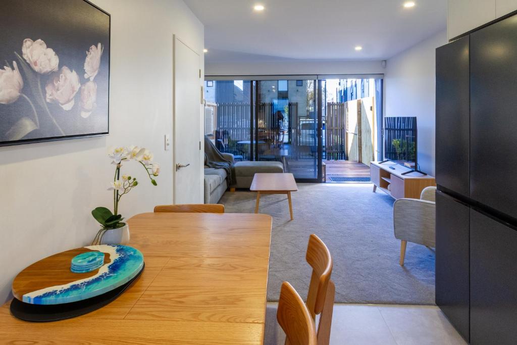 City Townhouse 2BR, 2BA, EV Charger, Work Desk - Resim 4