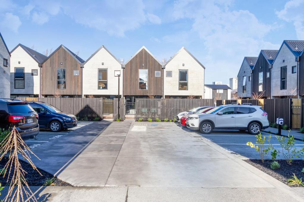 City Townhouse 2BR, 2BA, EV Charger, Work Desk - Resim 32