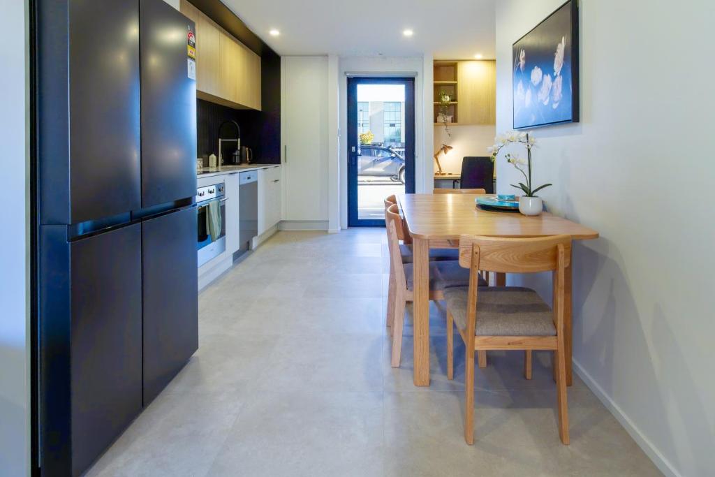 City Townhouse 2BR, 2BA, EV Charger, Work Desk - Resim 37