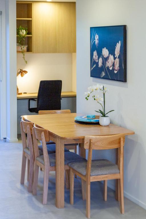 City Townhouse 2BR, 2BA, EV Charger, Work Desk - Resim 38