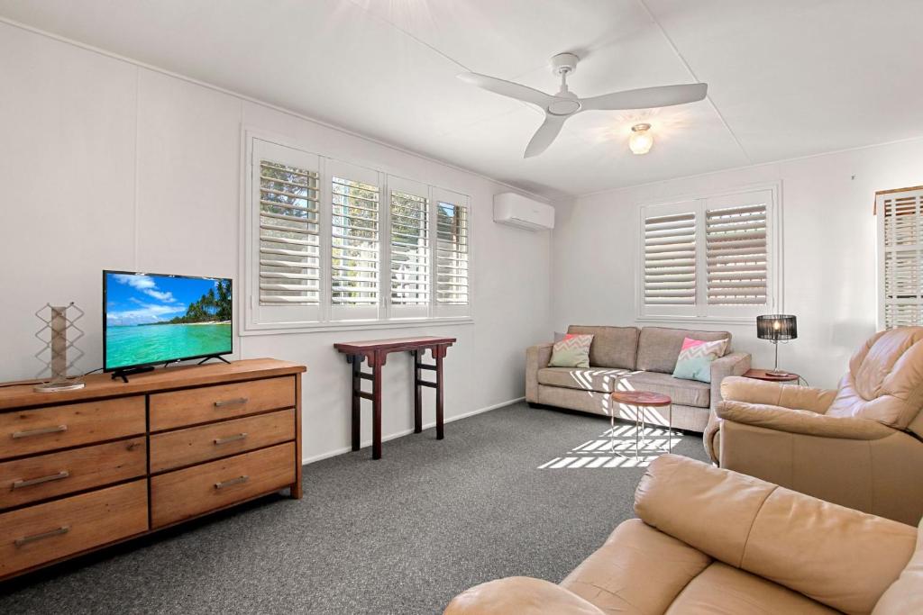 a living room with a tv and a couch at Gothic Pde 16, Currimundi in Kawana Waters