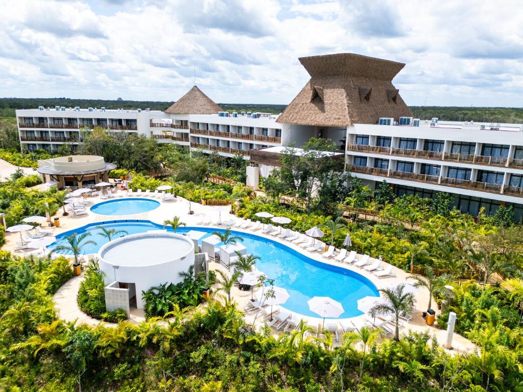 una vista aerea di un resort con due piscine di Hotel Mundo Maya Chichén Itzá a Chichén-Itzá