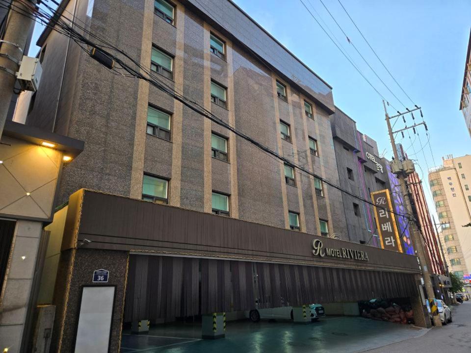 安阳市Anyang Riviera的一座正面有标志的大楼