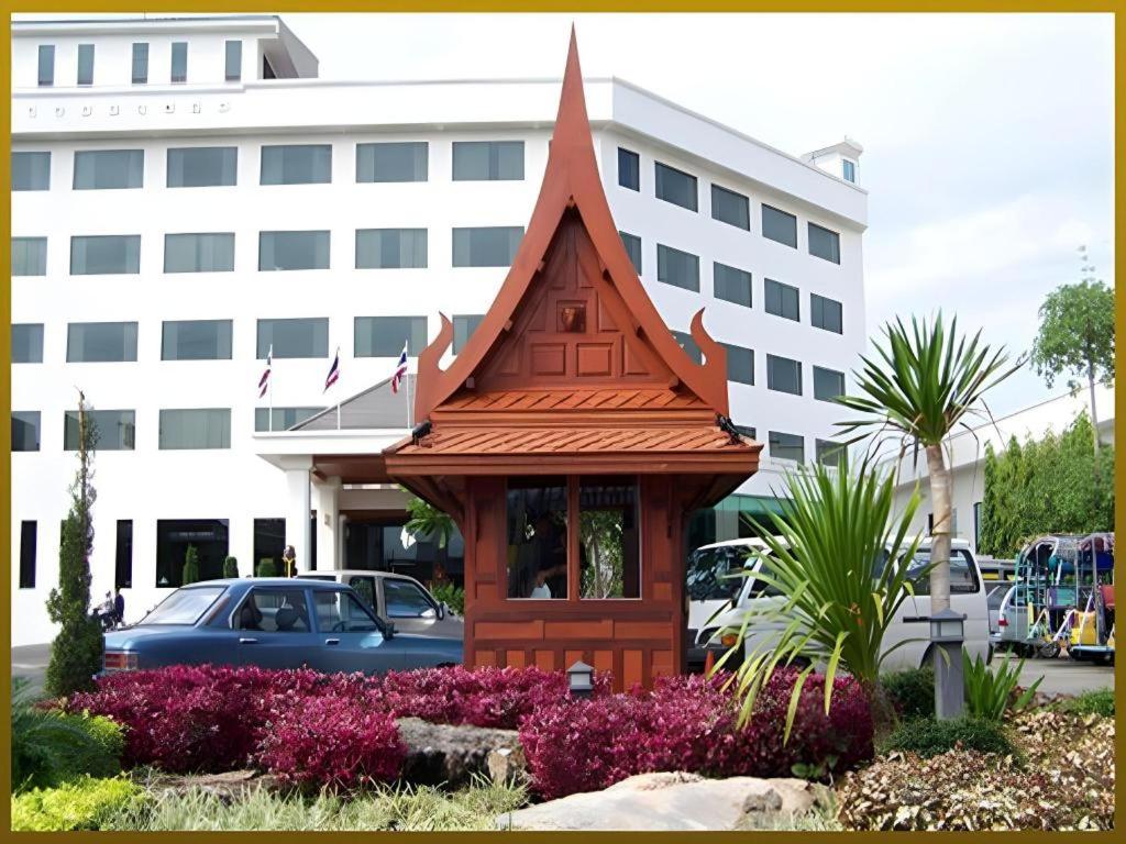 une petite structure en bois devant un bâtiment dans l'établissement Sri U-Thong Grand Hotel, à Suphanburi