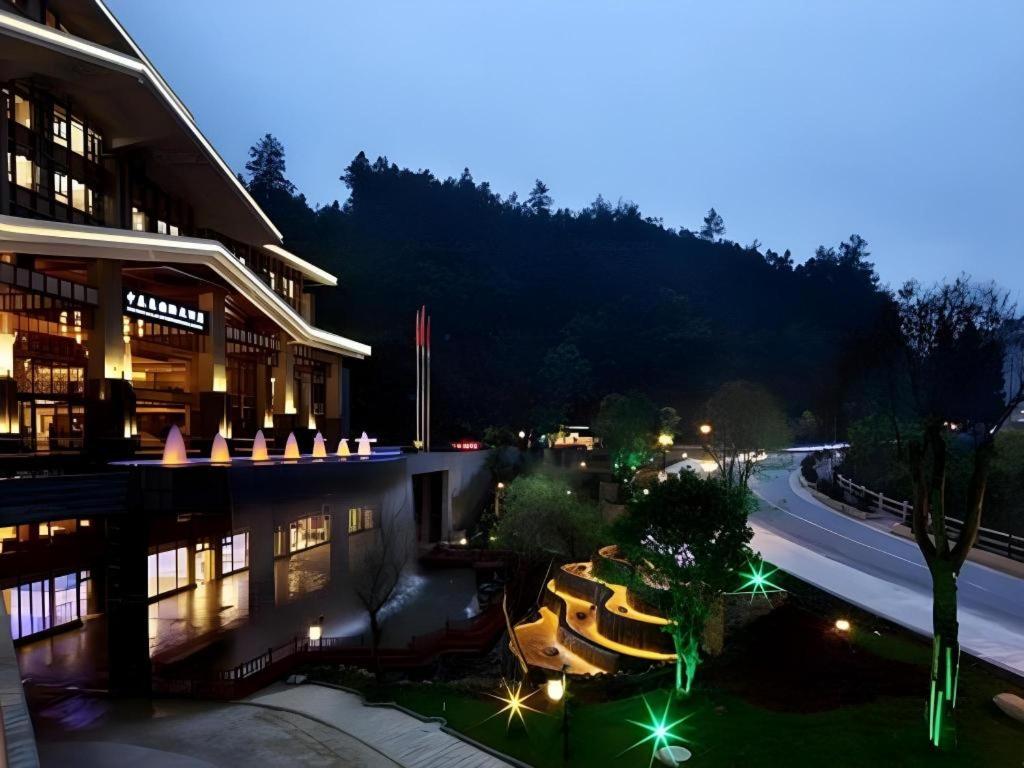 une vue nocturne d'un bâtiment et d'une rue dans l'établissement Jinggangshan ZhongTaiLai International Hotel, à Jinggangshanzonghekenzhichang