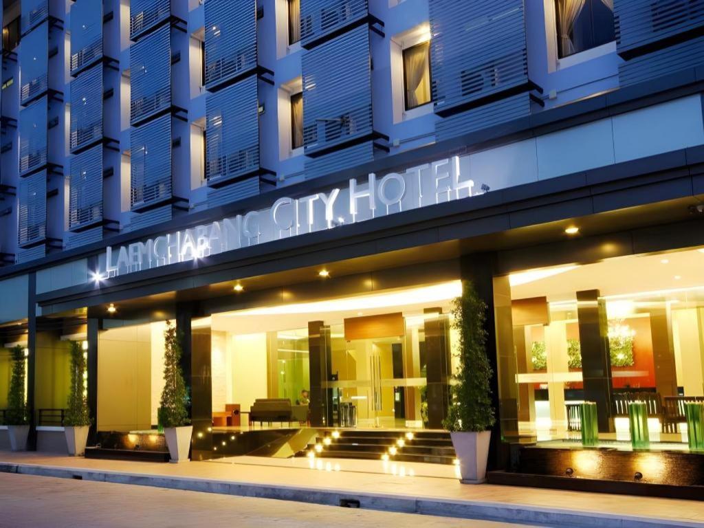 fasada budynku z doniczkowymi roślinami z przodu w obiekcie Laemchabang City Hotel w mieście Si Racha