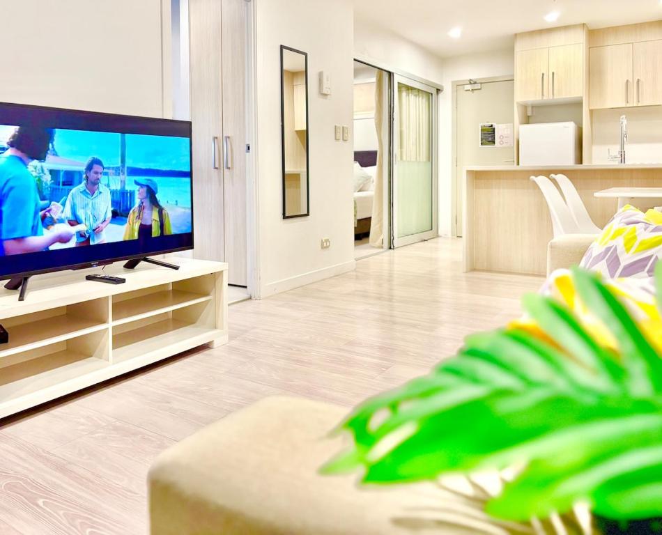 Μια τηλεόραση ή/και κέντρο ψυχαγωγίας στο High-Floor 2BR Apartment Near Sky Tower Pool Gym