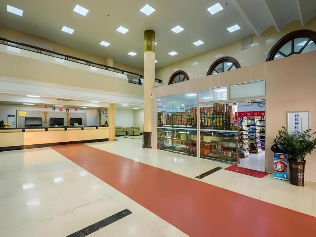 un centre commercial vide avec une épicerie dans l'établissement GreenTree Inn Zhanjiang Haitian Bus Station, à Tchia-k'am