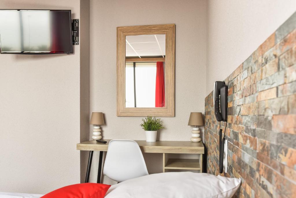 TV a/nebo společenská místnost v ubytování Logis Hôtel Restaurant Mar I Sol