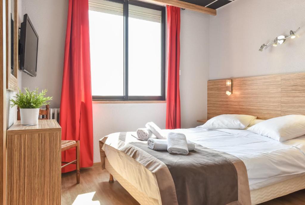 Postel nebo postele na pokoji v ubytování Logis Hôtel Restaurant Mar I Sol