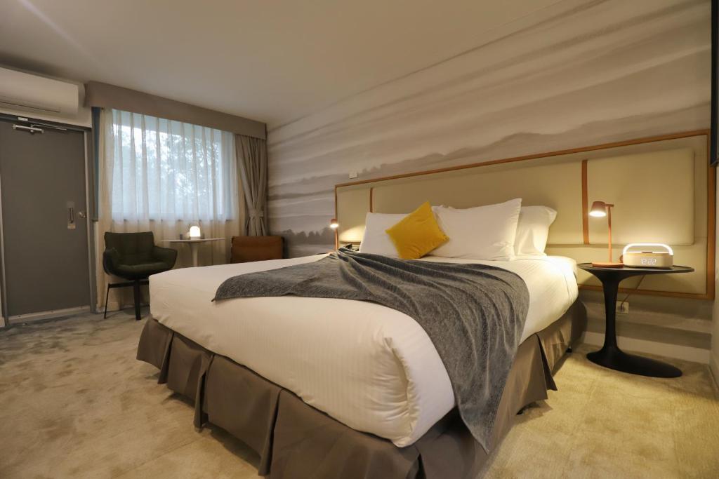 
Standard King Room with Balcony
