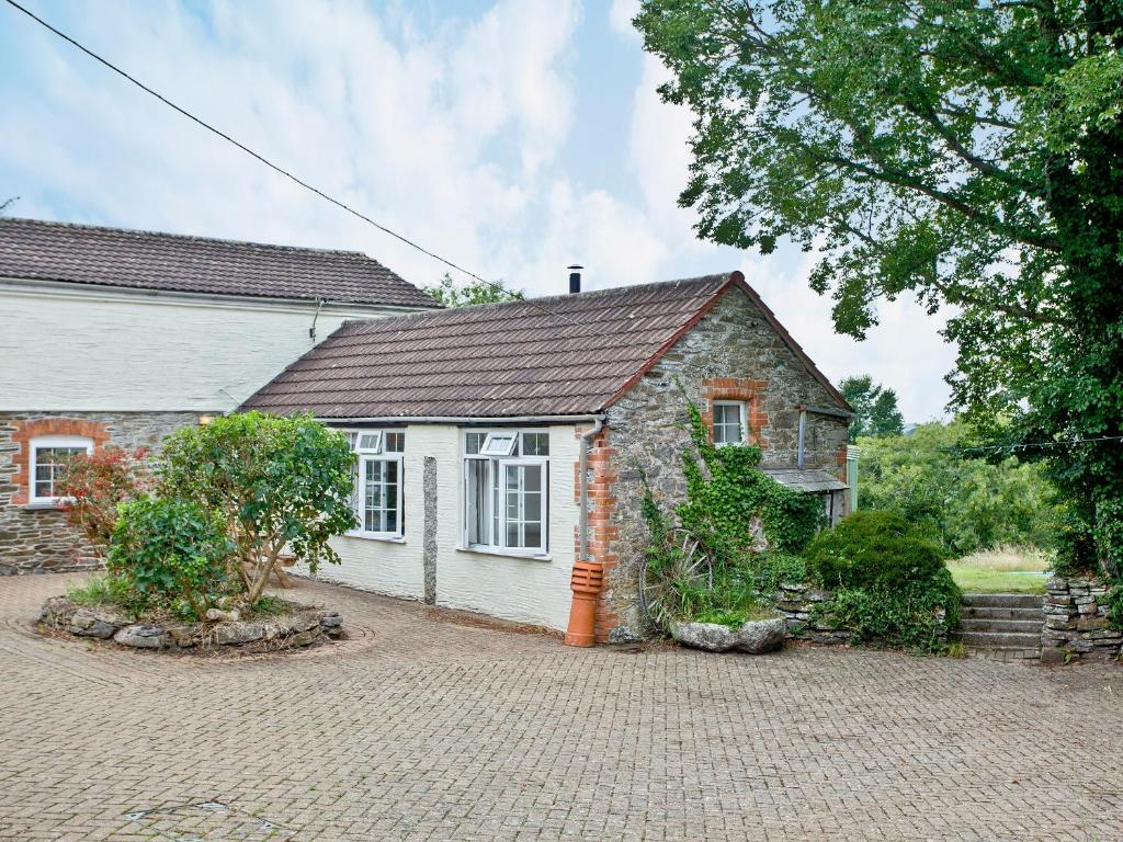 Una vieja casa de ladrillo con una entrada enfrente. en Granary - Uk31175, en Saint Martin