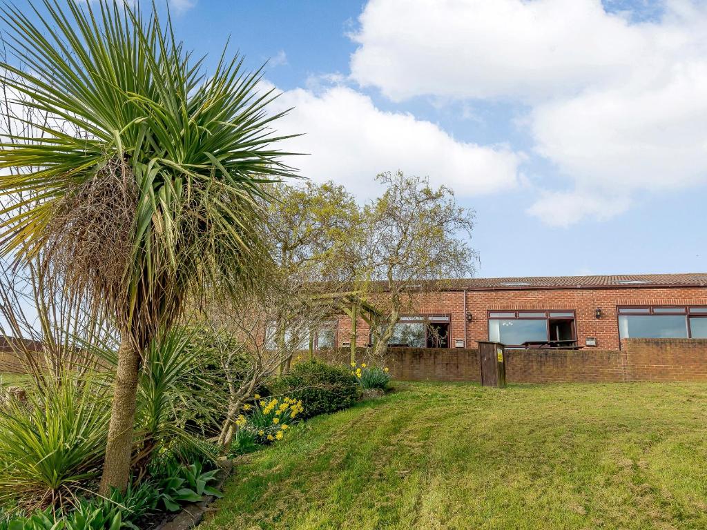 a palm tree in front of a house at Cottage 7 - Uk38218 in Ashby cum Fenby