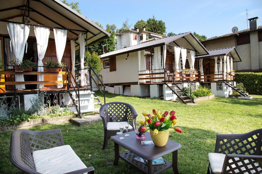 un patio con sillas y una mesa con flores. en Chalet Sulzano en Sulzano