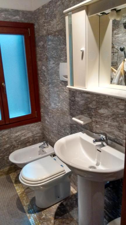 Łazienka w obiekcie Ve-nice Suite Giuffa C4834