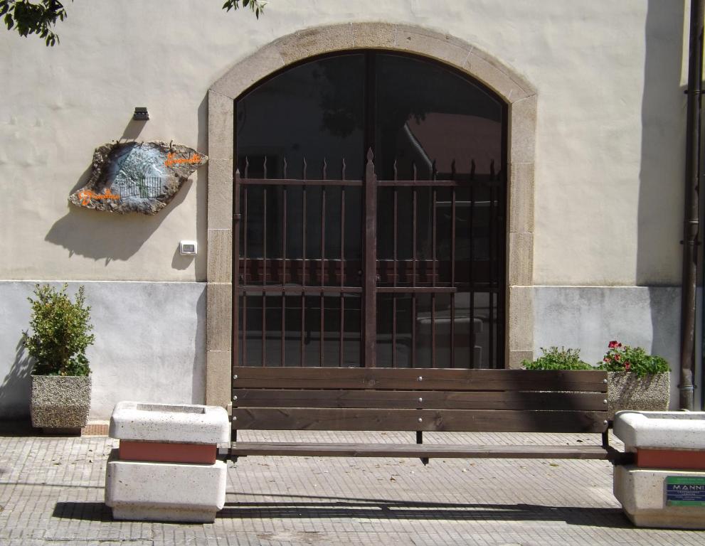 タヴィアーノにあるGiardino Nascostoの正面のベンチ付き建物への扉