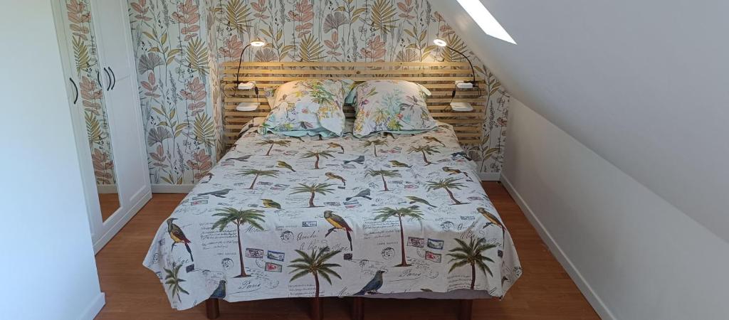 ein kleines Schlafzimmer mit einem Bett in einem Zimmer in der Unterkunft Gîte de la Grand'Place d'Arras in Arras