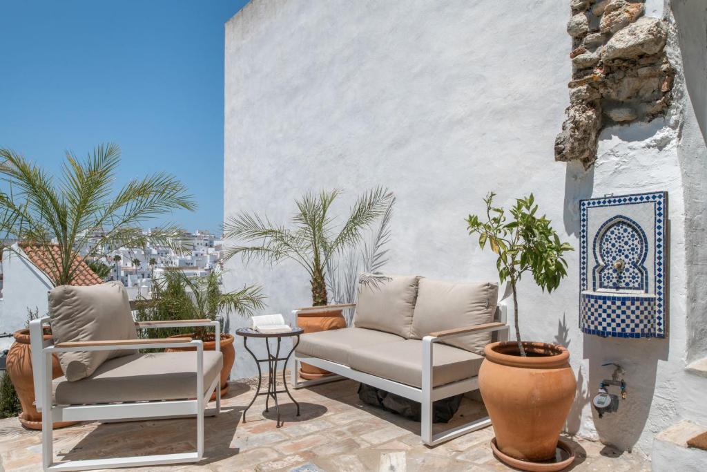 ベヘール・デ・ラ・フロンテーラにあるCasa Castillo con Jardínのパティオ(椅子2脚、テーブル付)