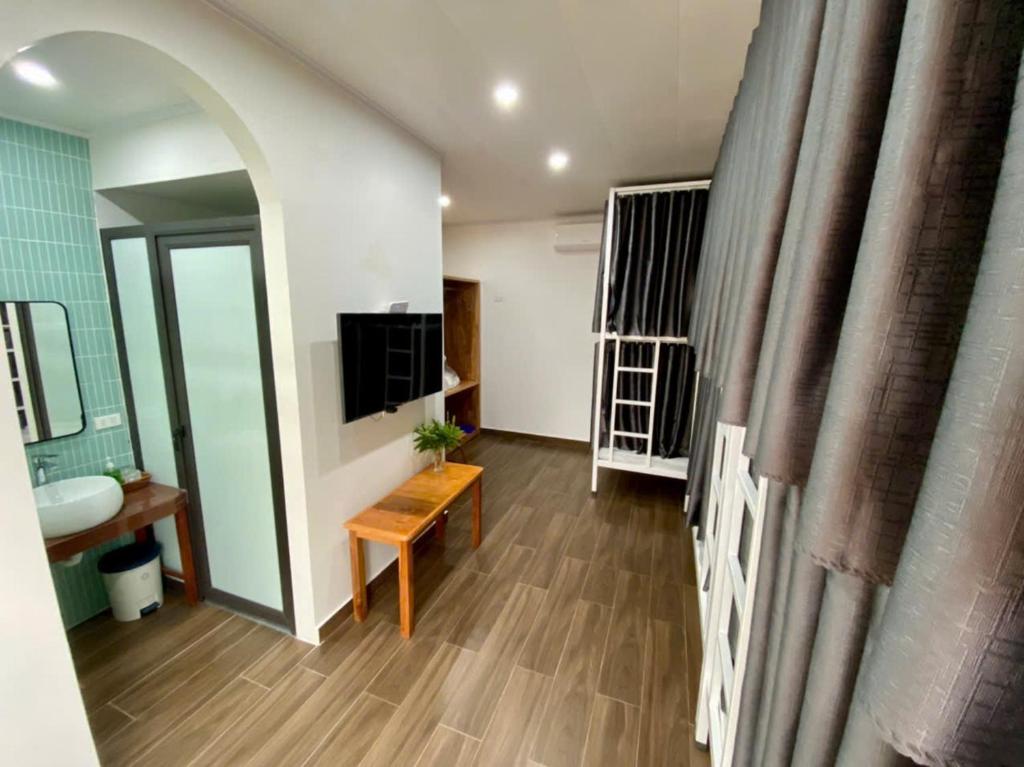 une salle de bain avec un lavabo et un miroir dans l'établissement Euphoria Cat Ba Homestay, à Cat Ba