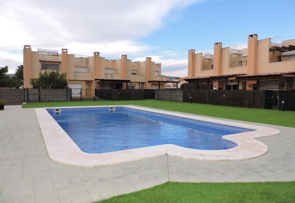 una piscina di fronte a un edificio di Lcd - Alfons I a Montroig