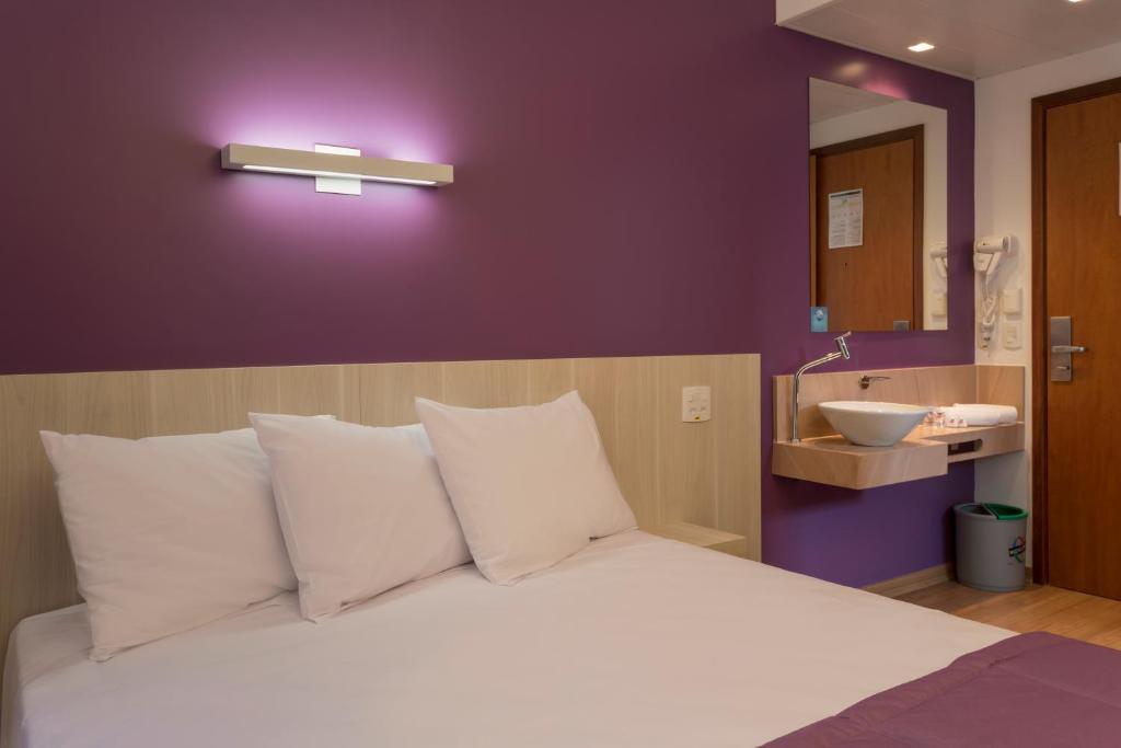 Giường trong phòng chung tại Go Inn Vitória