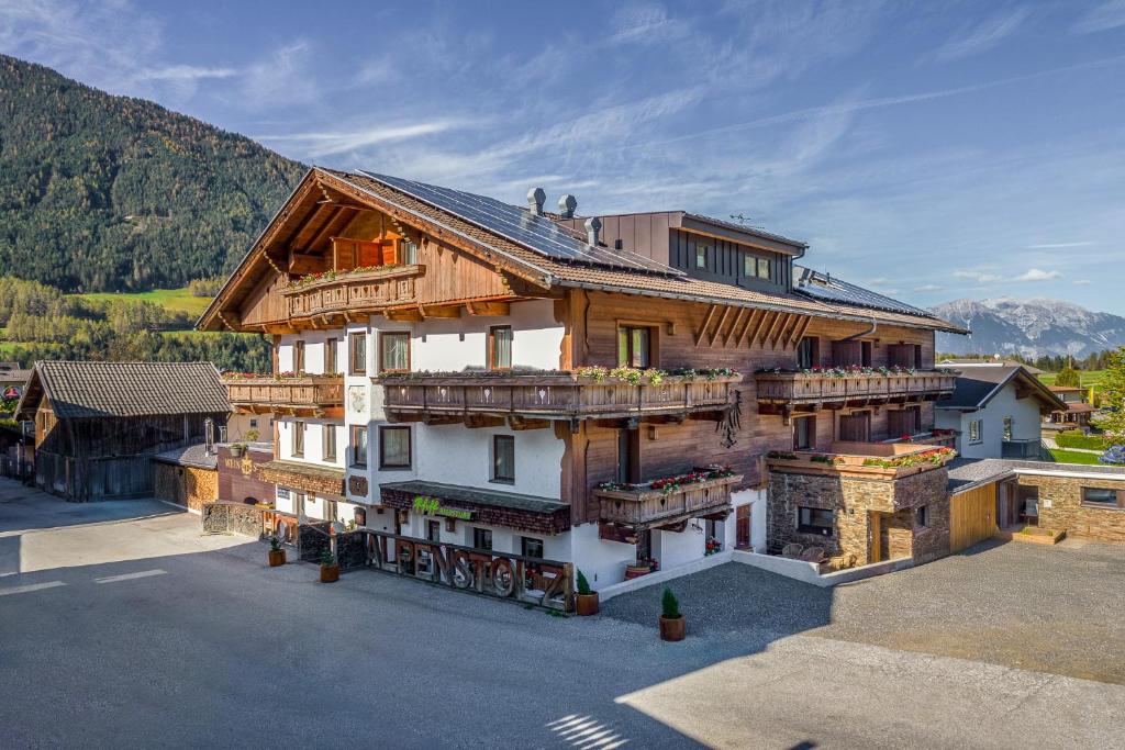 een beeld van een huis in de bergen bij Hotel Alpenstolz in Mieders