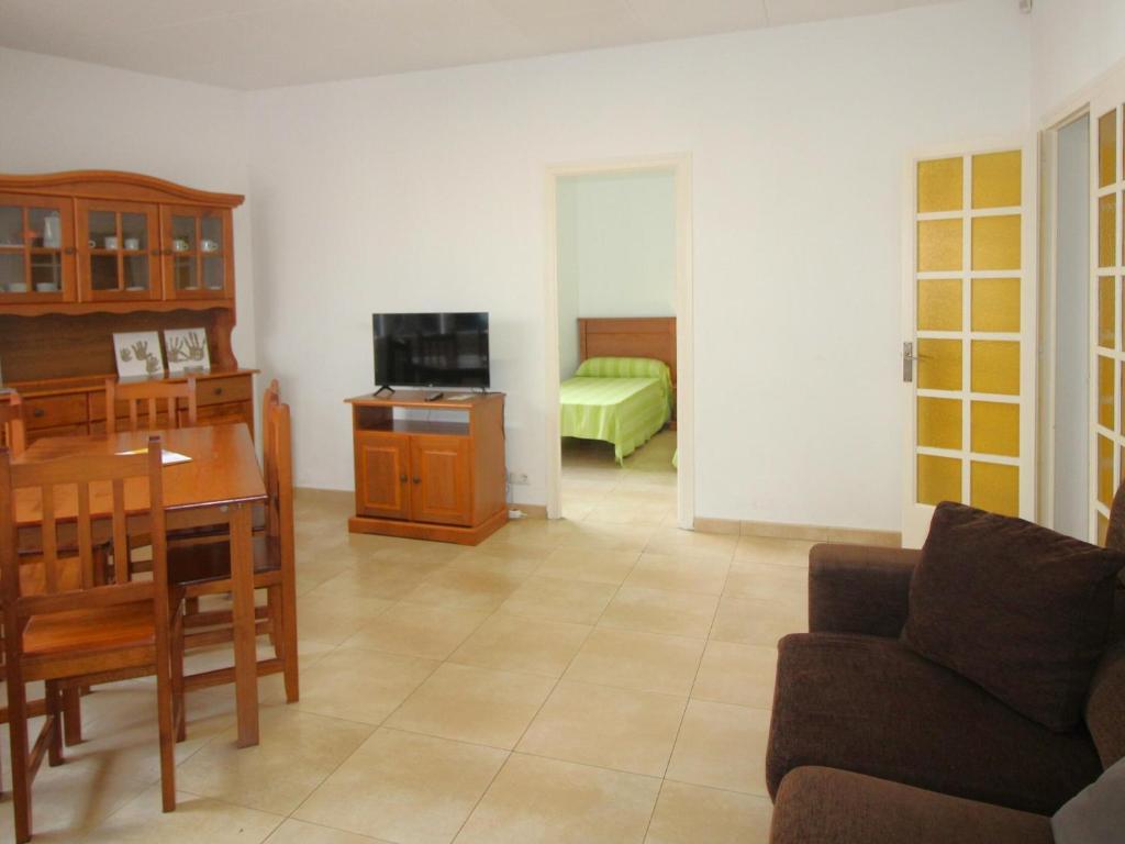 TV a/nebo společenská místnost v ubytování Apartamento renovado, céntrico y luminoso a 100m de la playa del Puerto, Llançà - ES-228-37