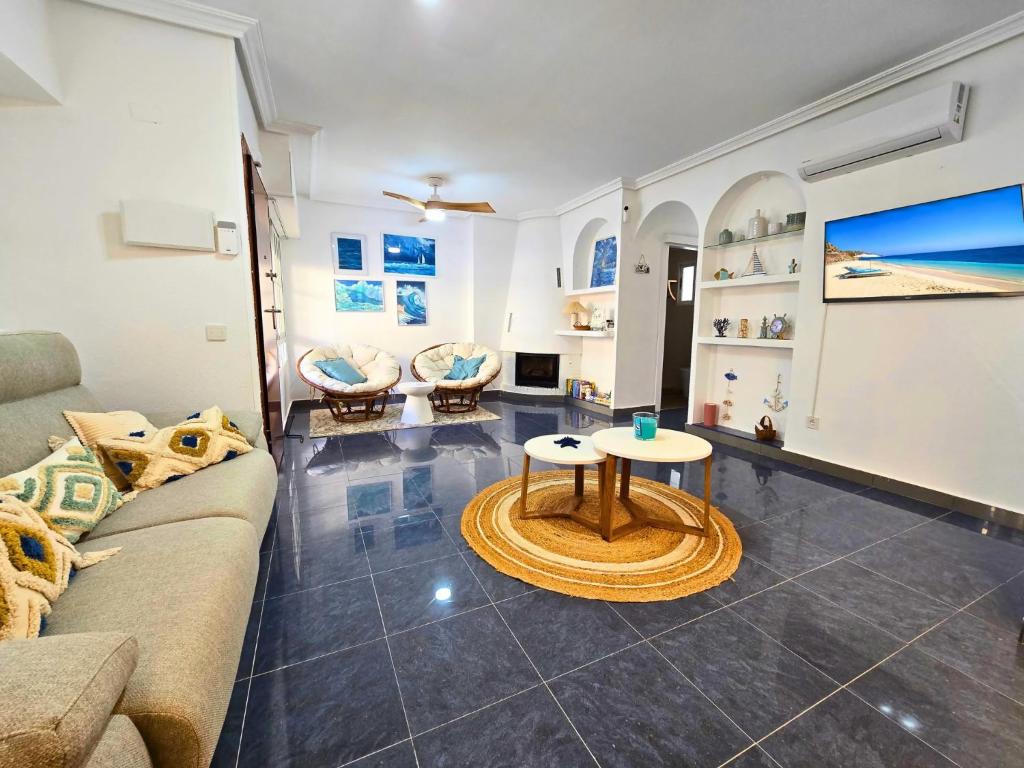 Casa Mar: Terraza y Piscina junto al Mediterráneo