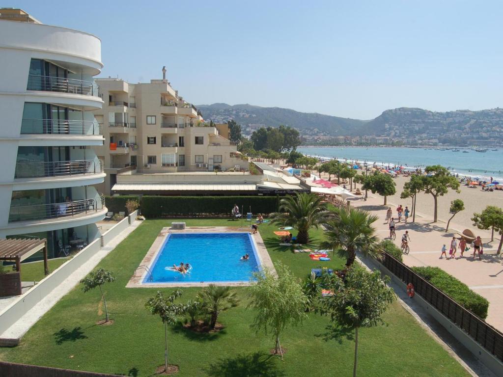 Appartement en front de mer à Roses avec piscine, climatisation et parking privé