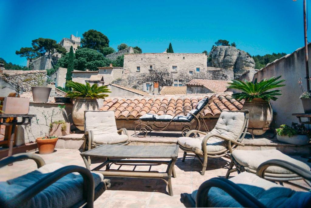 Un patio con sillas y una mesa en un tejado. en LA CASA DE BOULBON, en Boulbon