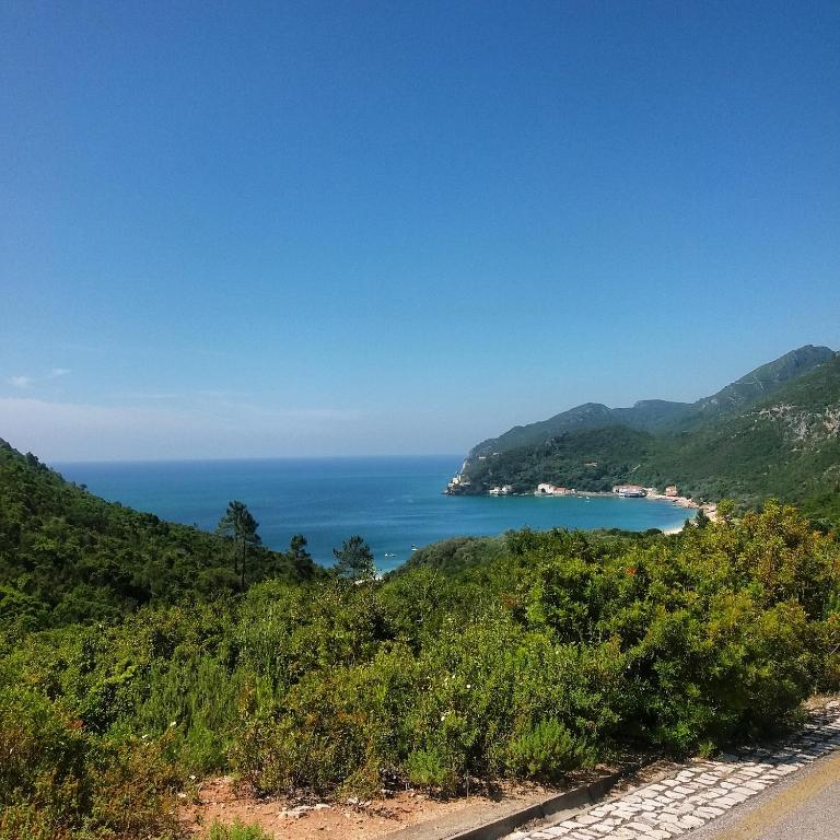 a view of the ocean from a road at Ha Mar ao Luar in Setúbal
