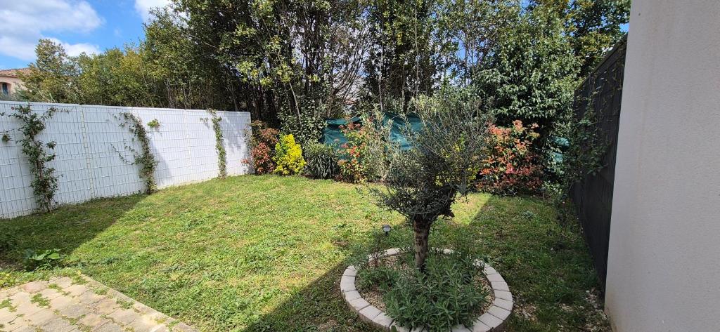 Taman di luar Parenthèse entre Pic Saint Loup et Vignes - MEUBLÉ DE TOURISME 3 étoiles