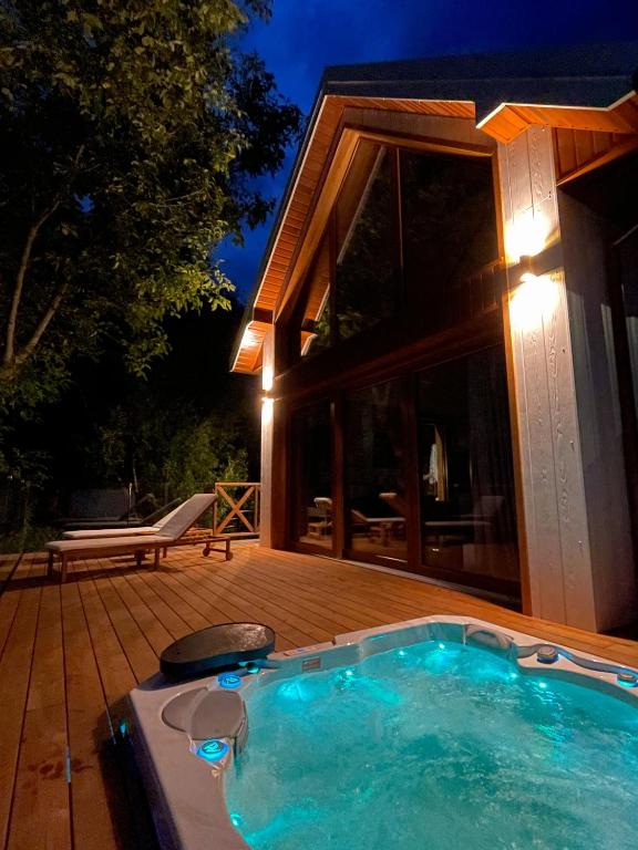 Zloty, a Skromny - ogrodzony domek z jacuzzi i widokiem na jezioro - Villa Met 2 Slaapkamers