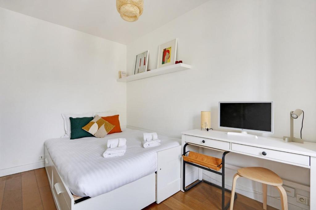Canal St Martin Lovely Room