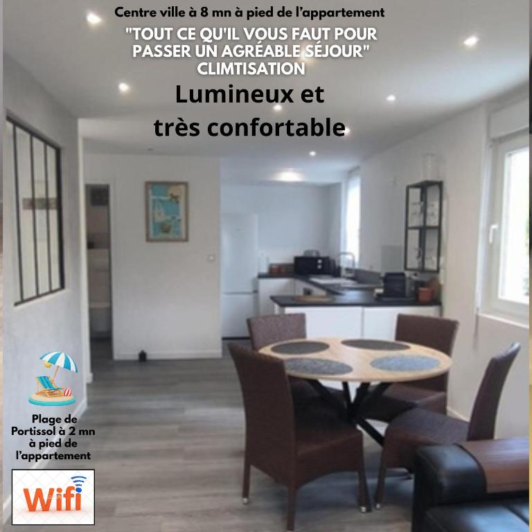 un flyer pour un salon avec une table et des chaises dans l'établissement Appartement Emplacement Numéro1 Sanary - Plage et port à pied, à Sanary-sur-Mer