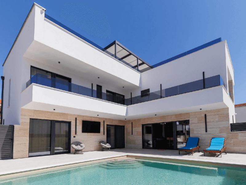 una casa con piscina delante en Villa Riva Vir I, en Vir