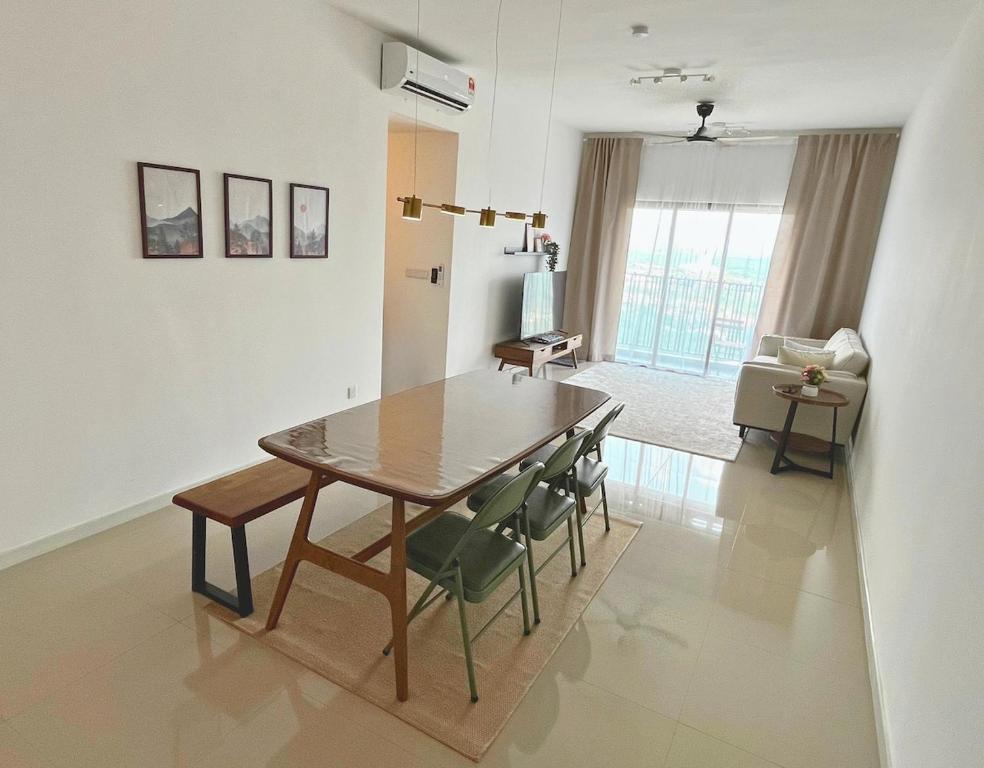 - une table à manger et des chaises dans le salon dans l'établissement Southville City homestay The Snug Spot 3 bedrooms Wifi Netflix, à Kampung Dengkil