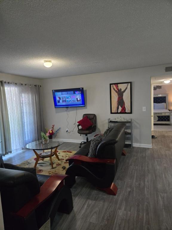 Easy Access luxurious kingbed with facilities yet to be opened - 