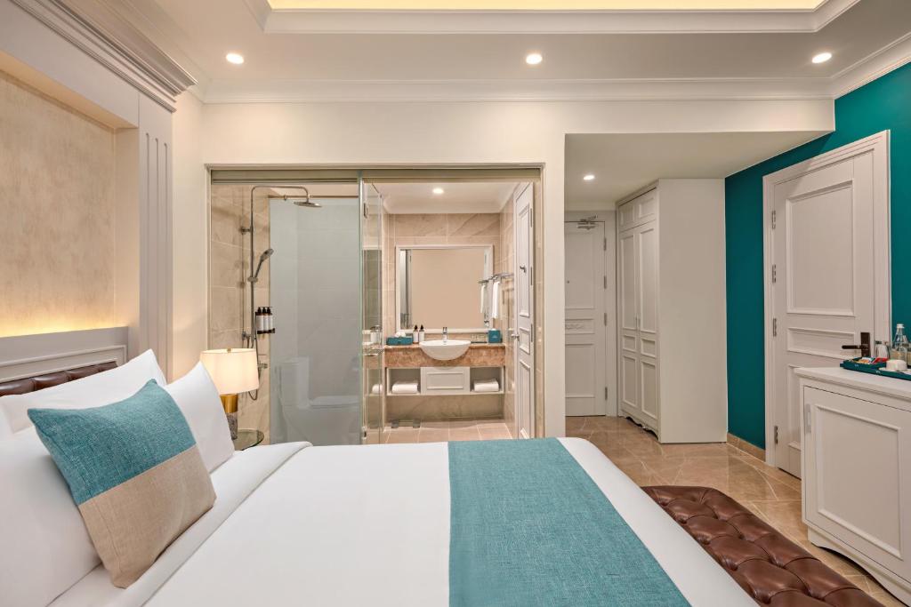 Classic Superior Family Room with One Double Bed and Two Single Beds