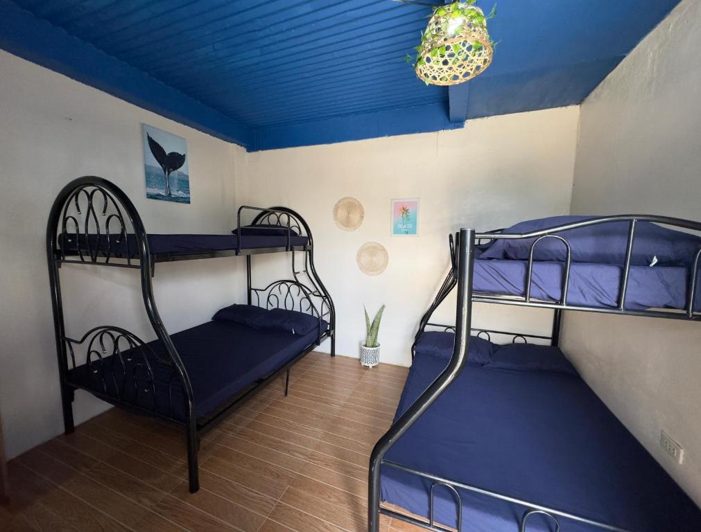 Postel nebo postele na pokoji v ubytování La Evangs Beach Resort Taal