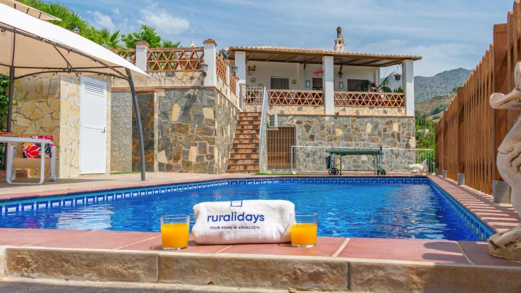 Bazén v ubytování Villa Gamor Frigiliana by Ruralidays nebo v jeho okolí